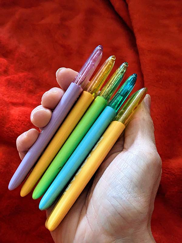 VooPoo ZoVoo Dragbar 700 SE disposable vapes in hand